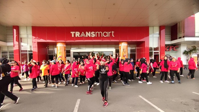 Transvision dan Transmart gelar fun aerobic di Sukoharjo, Minggu (17/7/2022).