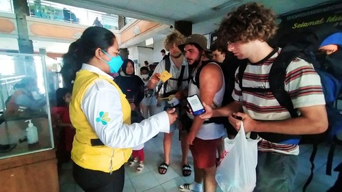 Validasi syarat perjalanan pelaku perjalanan dari luar Bali yang masuk Bali di Pelabuhan Gilimanuk, Minggu (17/7/2022)