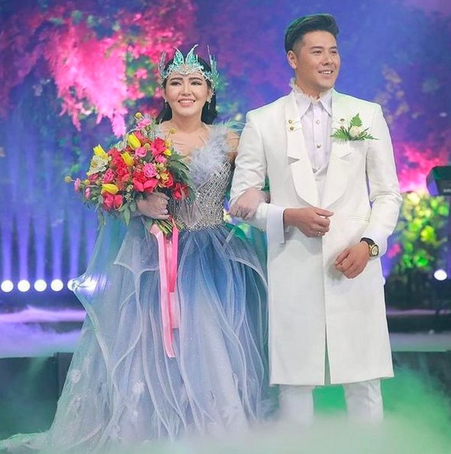 Senada dengan konsep dekorasinya, Via Vallen pun bersolek bak putri raja dengan gaun biru bernuansa biru. Gaun dari Diana Couture tersebut hadir dengan rok berwarna gradasi yang dramatis. (Foto: Instagram/@rinaldyyunardi)