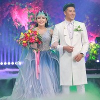 Senada dengan konsep dekorasinya, Via Vallen pun bersolek bak putri raja dengan gaun biru bernuansa biru. Gaun dari Diana Couture tersebut hadir dengan rok berwarna gradasi yang dramatis. (Foto: Instagram/@rinaldyyunardi)