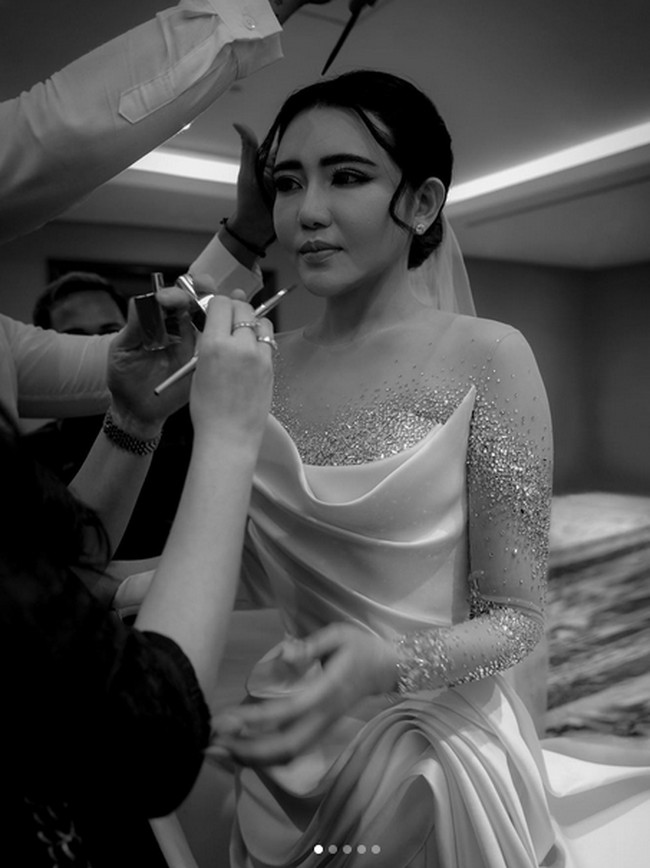 Terdapat pula detail berkilauan yang menghiasi area bahu hingga lengan sehingga menyumbangkan kesan glamor pada penampilan Via Vallen di hari bahagianya. (Foto: Instagram/@hiantjen)
