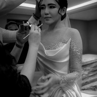 Terdapat pula detail berkilauan yang menghiasi area bahu hingga lengan sehingga menyumbangkan kesan glamor pada penampilan Via Vallen di hari bahagianya. (Foto: Instagram/@hiantjen)