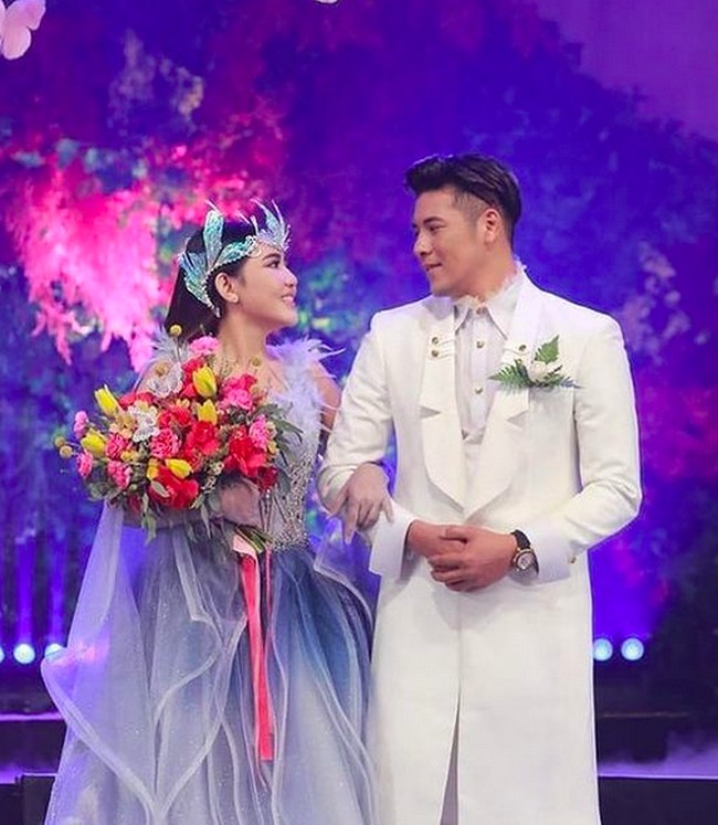 Penampilannya kian sempurna dengan headpiece hologram karya Rinaldy A. Yunardi. (Foto: Instagram/@rinaldyyunardi)