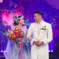 Penampilannya kian sempurna dengan headpiece hologram karya Rinaldy A. Yunardi. (Foto: Instagram/@rinaldyyunardi)