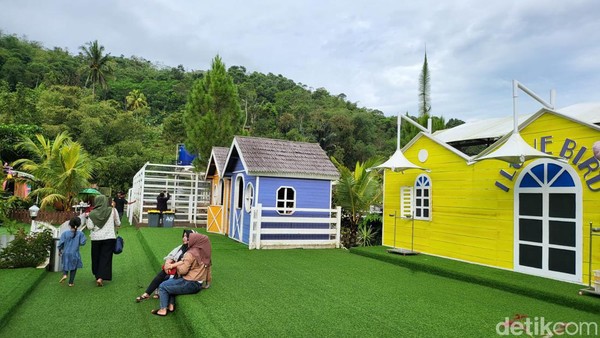 Wahana Alam Parung berdiri di atas lahan seluas 4 hektar. Fasilitasnya lengkap mulai dari wahana air, kebun binatang mini, panggung hiburan, karaoke kekuarga, hingga fasilitas olahraga. (Dhani Irawan/detikTravel)