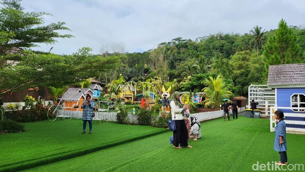 Untuk menuju Wahana Alam Parung, pengunjung akan menempuh jarak kurang lebih 40 km dari Tasikmalaya ke arah utara atau kurang lebih sekitar satu jam perjalanan. Di sini ada banyak wahana dan atraksi! (Dhani Irawan/detikTravel) Untuk menuju Wahana Alam Parung, pengunjung akan menempuh jarak kurang lebih 40 km dari Tasikmalaya ke arah utara atau kurang lebih sekitar satu jam perjalanan. Di sini ada banyak wahana dan atraksi! (Dhani Irawan/detikTravel)