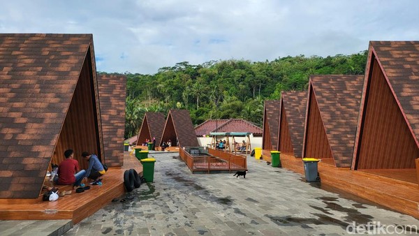 Pengunjung juga bisa menginap, karena Wahana Alam Parung memiliki sejumlah cottage yang tersedia. Untuk kamar-kamarnya sudah skala hotel, sekitar 10 kamar. Next pembangunan yang akan digarap pada bulan Agustus ada 26 kamar. (Dhani Irawan/detikTravel) Pengunjung juga bisa menginap, karena Wahana Alam Parung memiliki sejumlah cottage yang tersedia. Untuk kamar-kamarnya sudah skala hotel, sekitar 10 kamar. Next pembangunan yang akan digarap pada bulan Agustus ada 26 kamar. (Dhani Irawan/detikTravel)
