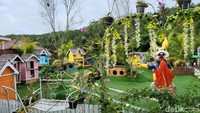 Jika ingin memanjakan buah hati, Anda bisa mengajaknya ke play ground. Pengunjung akan dibebankan biaya khusus sebesar Rp 10.000 (di luar tiket masuk). Untuk jam operasionalnya, Wisata Alam Parung dibuka mulai pukul 08.00 sampai 17.00 WIB. (Dhani Irawan/detikTravel)