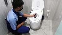 Smart Closet besutan GB Sanitaryware memiliki teknologi otomatis dengan fitur sensor yang dapat membuka tutup sendiri, dapat membilas sendiri, juga sudah terdapat fitur pengering udara, suhu air dan seat cover yang juga dapat diatur dengan tiga level pengaturan. 
