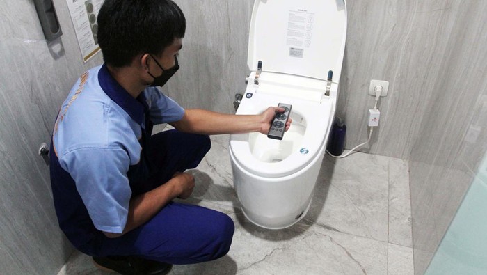 Wow! Rest Area di Brebes Ini Punya Smart Closet Smart closet tidak hanya hadir di hotel dan perkantoran, toilet canggih itu juga sudah ada rest area. Salah satunya di kamar mandi VIP Rest Area KM 260B Banjaratma Brebes.