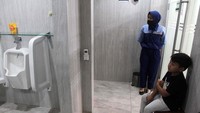 Di era millennial seperti ini, kamar mandi kini bukan hanya sekedar tempat singgah semata, bahkan bagi kaum urban, kamar mandi dijadikan tempat melepas penat setelah seharian bergelut dengan pekerjaan.