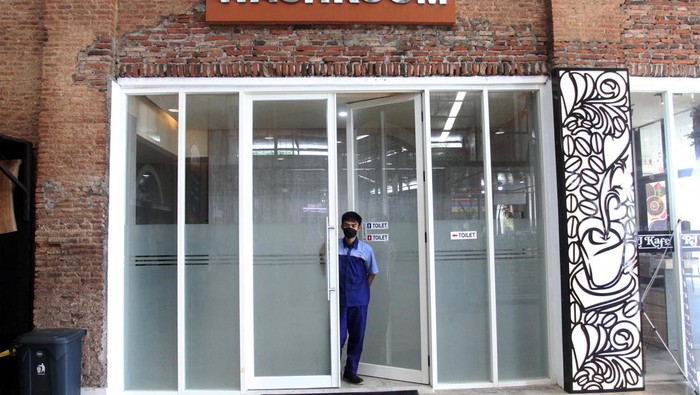 Smart closet tidak hanya hadir di hotel dan perkantoran, toilet canggih itu juga sudah ada rest area. Salah satunya di kamar mandi VIP Rest Area KM 260B Banjaratma Brebes.
