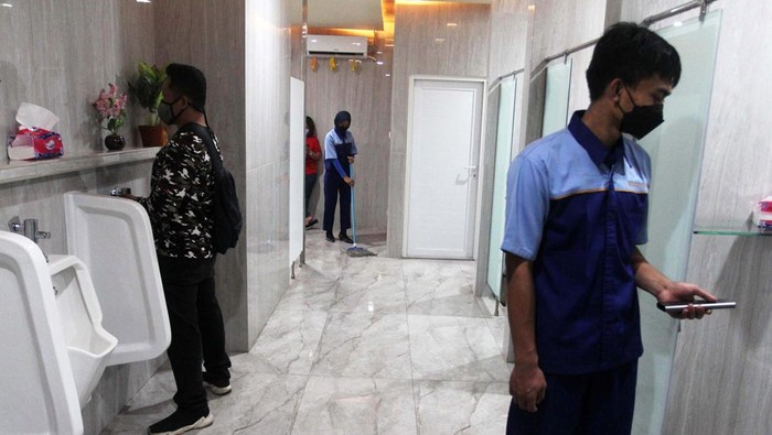 Smart closet tidak hanya hadir di hotel dan perkantoran, toilet canggih itu juga sudah ada rest area. Salah satunya di kamar mandi VIP Rest Area KM 260B Banjaratma Brebes.