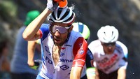Pebalap Thibaut Pinot mengguyur kepalanya menggunakan air minum pada etape 14 TDF 2022, Sabtu (16/7/2022).  (Michael Steele/Getty Images)