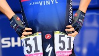 Pebalap tim Quick-Step - Alpha Viny, Fabio Jakobsen memasukkan es batu ke dalam saku dalam etape 15, Tour de France (TDF) 2022, Sabtu (17/7/2022). Di beberapa segmen, gelombang panas membuat cuaca menyentuh 40 derajat celcius sehingga menguras stamina pebalap. (Tim de Waele/Getty Images)