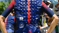Pebalap Ineos Grenadiers, Thomas Pidcock mengenakan rompi khusus dengan es batu di dalamnya pada etape 13 TDF 2022, 14 Juli 2022. (Tim de Waele/Getty Images)