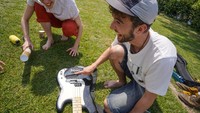 Ada juga lho yang menggunakan gitar listrik untuk memancing cacing keluar.