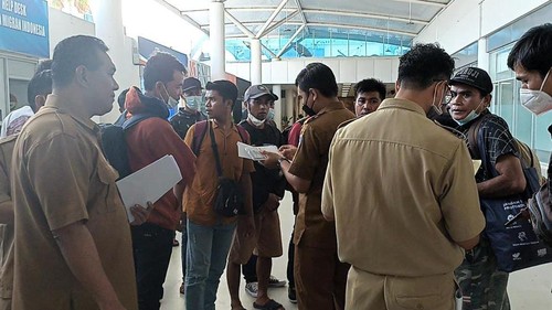 17 PMI ilegal asal Lombok Tengah NTB dipulangkan dari Kota Batam tiba di Bandara Internasional Lombok, Senin (18/7/2022).