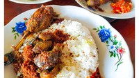 Menyebut nasi bebek enak di Bekasi, banyak yang menjagokan buatan RM Bulak Kapal Pahlawan di Jl. Ir. Juanda, Bekasi Timur. Nasi bebek di sini diberi serundeng dan sambal korek yang pedas mantap. Harganya Rp 20 ribuan sudah dengan nasi. Foto: Instagram nurry_yahya