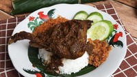 Nasi Bebek Bu Rahayu punya cabang di Tebet, Gandaria, hingga BSD. Menunya nasi bebek bumbu hitam dengan pelengkap sambal korek, mentimun, dan serundeng. Foto: Instagram jktfoodbang