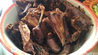 Nasi Bebek Madura Moneng bisa jadi pilihan untuk kamu yang ada di Jakarta Selatan. Lokasinya di kawasan apartemen Kalibata City. Bebeknya terkenal empuk dan enak dengan bumbu gurih meresap. Harganya Rp 25 ribuan tanpa nasi. Ilustrasi: detikfood