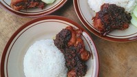 Nasi Bebek Madura Mbak Ruah disebut legendaris di daerah Bulungan, Blok M. Harga per porsinya Rp 20 ribuan saja. Banyak orang suka bumbu hitamnya yang pedas mantap dengan paduan daging bebek empuk tanpa bau amis. Foto: Gee Diary via Pergi Kuliner