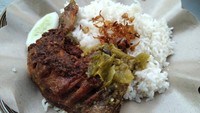 Nasi Bebek Sakera berpusat di Jatinegara dan punya cabang di Cakung. Nasi bebek dibanderol Rp 26 ribuan dengan pelengkap sambal pencit alias sambal mangga muda yang pedas segar! Ilustrasi:  detikfood