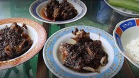 Masih di Bekasi, ada Bebek Ella yang jual nasi bebek enak dan murah meriah, Rp 20 ribuan. Lokasinya di Jl. A. Yani Nomor 44. Banyak yang bilang, kulit bebek di sini renyah garing dan sayang dilewatkan. Foto: Sultan via Google Image
