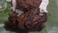 Di Depok, ada Nasi Bebek Songkem yang jadi primadona. Siraman bumbu hitamnya terkenal pedas, nikmat, dan penuh rempah. Daging bebeknya juga juicy. Harganya sekitar RP 27 ribu. Foto: Instagram fajarsatritama