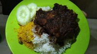 Singgah di Mangga Besar, jangan lupa mampir ke Nasi Bebek Madura 88 yang bikin ketagihan karena ada sambal hijaunya. Rasa pedas segarnya melengkapi kenikmatan nasi bebek. Harga nasi bebek tak lebih dari Rp 25 ribu! Ilustrasi: detikfood