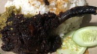 Nasi Bebek Ibu Mawar berlokasi di seberang mall Lotte Kuningan. Warung sederhananya kerap ramai pembeli karena seporsinya Rp 20 ribu. Sudah dengan bumbu hitam, sambal hijau, dan irisan mentimun. Foto: Hilda Riani via Google