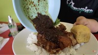 Tak kalah enak, Nasi Bebek Estoh Khas Madura di Depok juga jadi incaran. Bumbu hitamnya pedas nendang dengan pilihan isian ampela, kepala, hingga leher bebek. Harga nasi bebek plus bumbu bebek sekitar Rp 26 ribu. Foto: YouTube Boengkoes