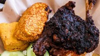Nasi Bebek Pak Munawi terkenal dengan bumbu hitamnya yang agak pedas dan penuh biji cabe. Lokasinya di Jl. Madrasah, Cilandak dengan harga Rp 26 ribuan per porsi. Ada juga pilihan nasi bebek potongan besar seharga Rp 40.500 di aplikasi ojek online. Foto: Instagram buncitfoodies