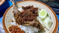 Di pusat jajanan belakang Grand Indonesia (GI), ada Nasi Bebek Cak Heri yang layak dicoba. Posisi warungnya di seberang Bakso Malang Gangsar yang terkenal. Seporsi nasi bebek dibanderol Rp 20 ribu-25 ribu untuk potongan bebek lebih besar. Foto: detikfood