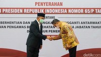 Menteri Koordinator bidang Pembangunan Manusia dan Kebudayaan (Menko PMK) Muhadjir Effendy menyerahkan keputusan presiden kepada Prof Abdul Kadir tentang pengangkatan pengganti antarwaktu (PAW) anggota BPJS Kesehatan di Kemenko PMK, Jakarta Pusat, Senin (18/7/2022).