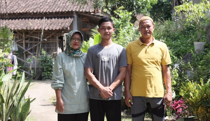 Adam diterima sebagai mahasiswa baru UGM tanpa tes serta dibebaskan dari biaya pendidikan.
