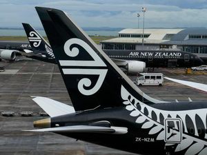 Cuaca Buruk, Dua Pesawat Air New Zealand Putar Arah, Satu Tersambar Petir