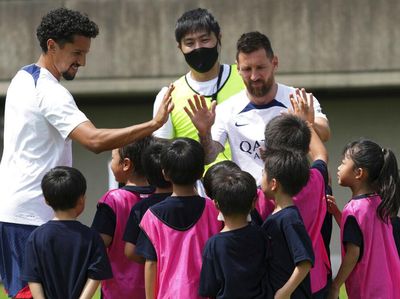 Aksi Messi hingga Neymar Latih Anak-anak Jepang Bermain Bola