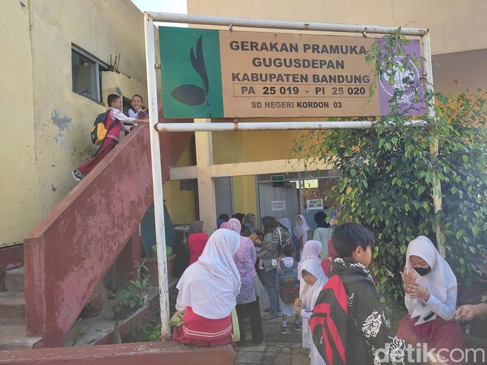 Aktivitas SD di perbatasan Kota dan Kabupaten Bandung.
