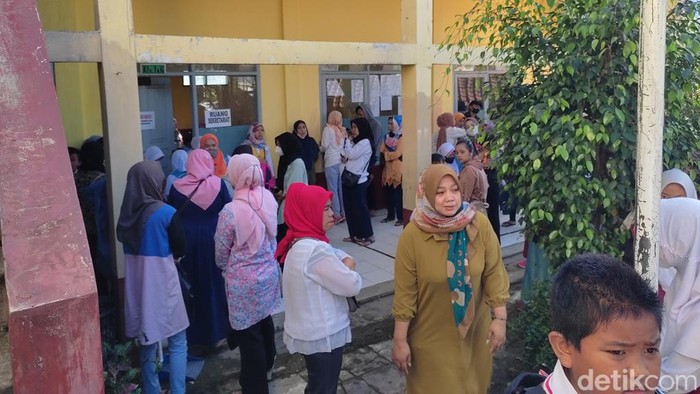 Aktivitas SD di perbatasan Kota dan Kabupaten Bandung.
