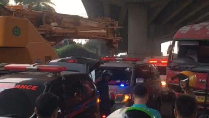 Alat Berat Dikerahkan Evakuasi Truk Pertamina Tabrak Motor-Mobil di Cibubur (Tangkapan layar)
