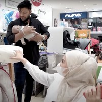 Usia kehamilan Irish Bella kini sudah menginjak 8 bulan. Kurang lebih sekitar 1 bulan lagi ia akan menyambut anak keduanya itu. Ammar Zoni sendiri tampaknya sudah tak sabar untuk segera menimang sang bayi. Foto: YouTube/Aish TV
