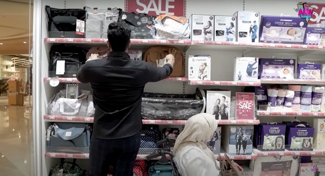 Tak lupa Irish dan Ammar memilih tas yang nantinya akan digunakan untuk membawa keperluan dan perlengkapan bayinya saat bepergian. Ammar dengan sigap langsung mengambil dan mencoba beberapa tas-tas tersebut. Foto: YouTube/Aish TV