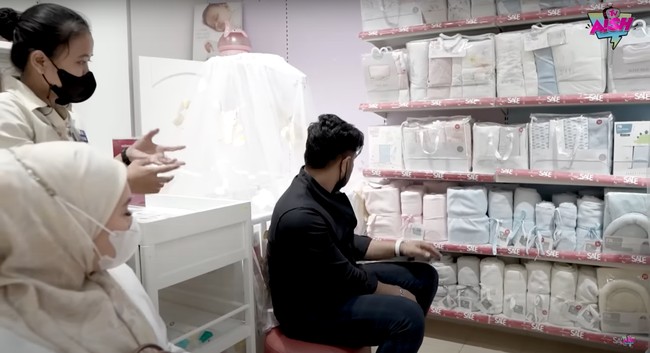Setelah melihat-lihat tas perlengkapan bayi, Irish dan Ammar melanjutkan dengan mencari selimut untuk bayi. Sebelumnya Irish dan Amar sendiri diketahui sudah memiliki seorang putra yang diberi nama Air Rumi Akbar. Foto: YouTube/Aish TV