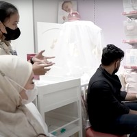 Setelah melihat-lihat tas perlengkapan bayi, Irish dan Ammar melanjutkan dengan mencari selimut untuk bayi. Sebelumnya Irish dan Amar sendiri diketahui sudah memiliki seorang putra yang diberi nama Air Rumi Akbar. Foto: YouTube/Aish TV