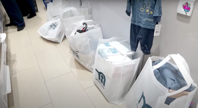 Tak disangka total belanjaan perlengkapan bayi Ammar dan Irish ternyata cukup banyak, sampai 8 kantong. Foto: YouTube/Aish TV