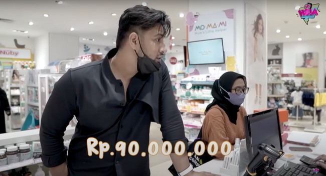 Ketika hendak membayar Ammar pun tampak terkejut mengetahui totalnya yang mencapai Rp 90 juta. Bahkan sang istri mengatakan jika belanjaan perlengkapan bayinya itu masih banyak yang kurang. Foto: YouTube/Aish TV