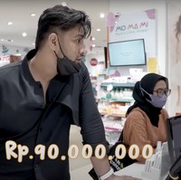Ketika hendak membayar Ammar pun tampak terkejut mengetahui totalnya yang mencapai Rp 90 juta. Bahkan sang istri mengatakan jika belanjaan perlengkapan bayinya itu masih banyak yang kurang. Foto: YouTube/Aish TV