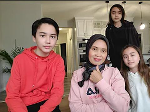 Anak  Nikmatul Rosidah dan Paul Dobson, Daniel Soekarno (15), Cassandra Kartini (14) dan Carissa Sartika (10).