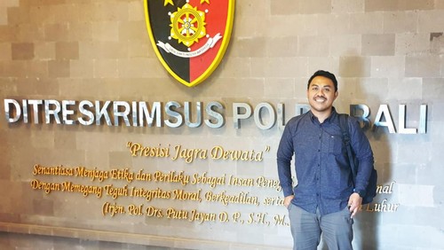 Angger Eka Rizky usai menjalani pemeriksaan sebagai pelapor di Ditreskrimsus Polda Bali.